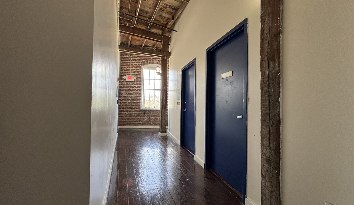 M202_EXTERIOR HALLWAY